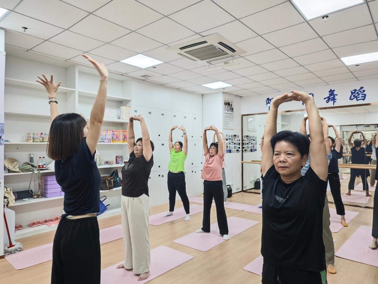社工带领组员练习八段锦