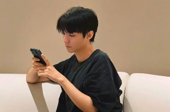 这位被“看着长大”的“族长”，是谁的内娱白月光？