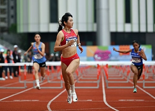 张可依在亚洲U20锦标赛跨栏比赛中。