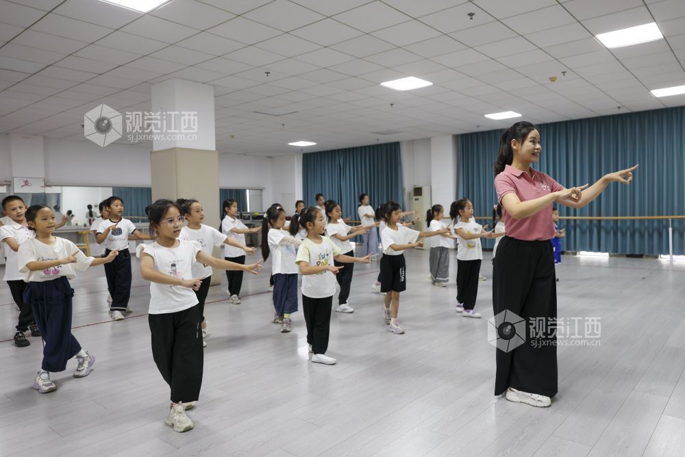 2026年7月22日，江西省瑞昌市新时代文明实践中心，瑞昌市采茶戏保护中心老师指导学生们练习戏曲基本功。