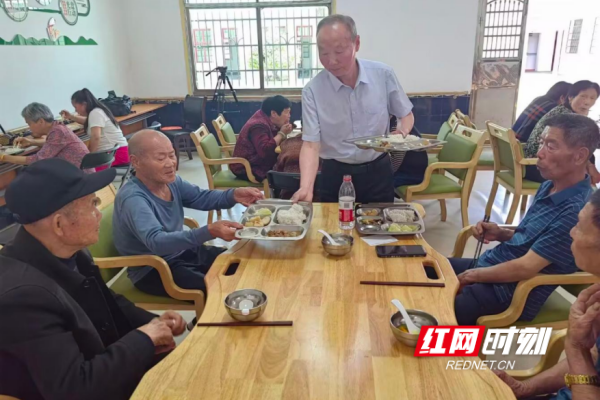 缪先宏在老年食堂帮忙。