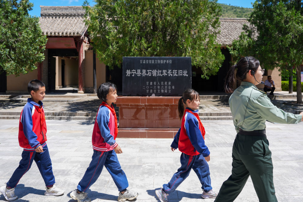 7月21日,学生在中国工农红军长征界石铺纪念馆参观。
