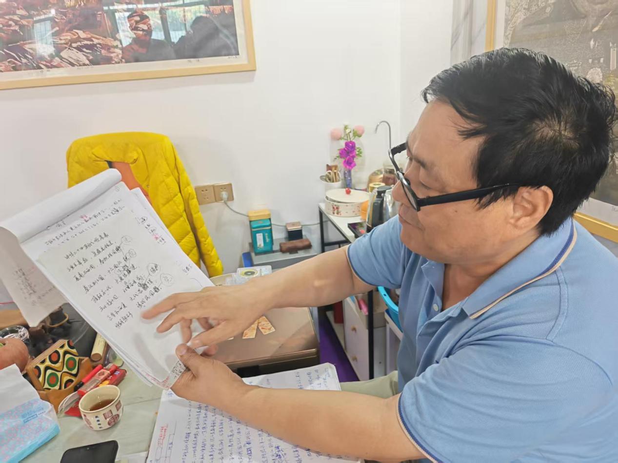 阮金彪介绍自己第二部专著的书稿。