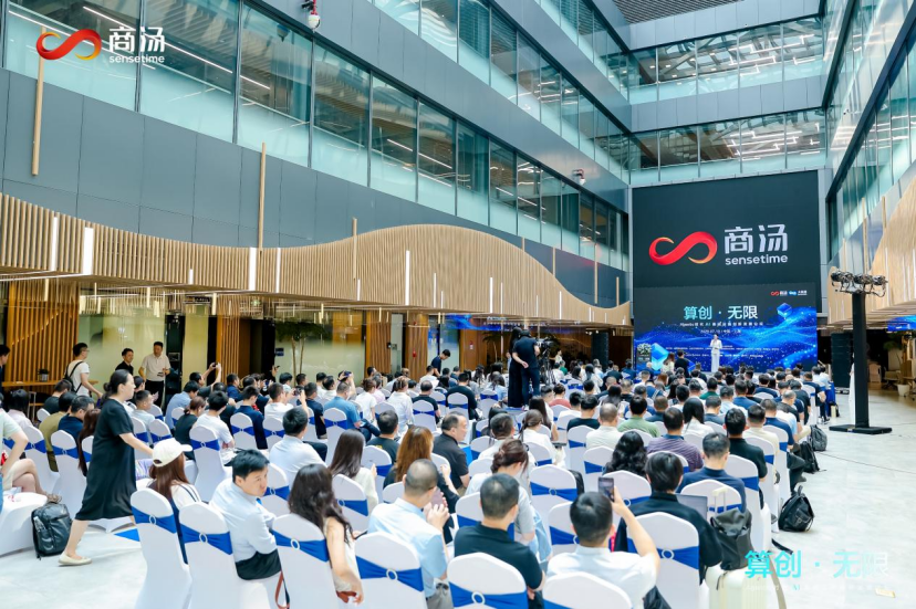 商汤大装置公布AI基础设施新进展:日均服务2.42万亿Token