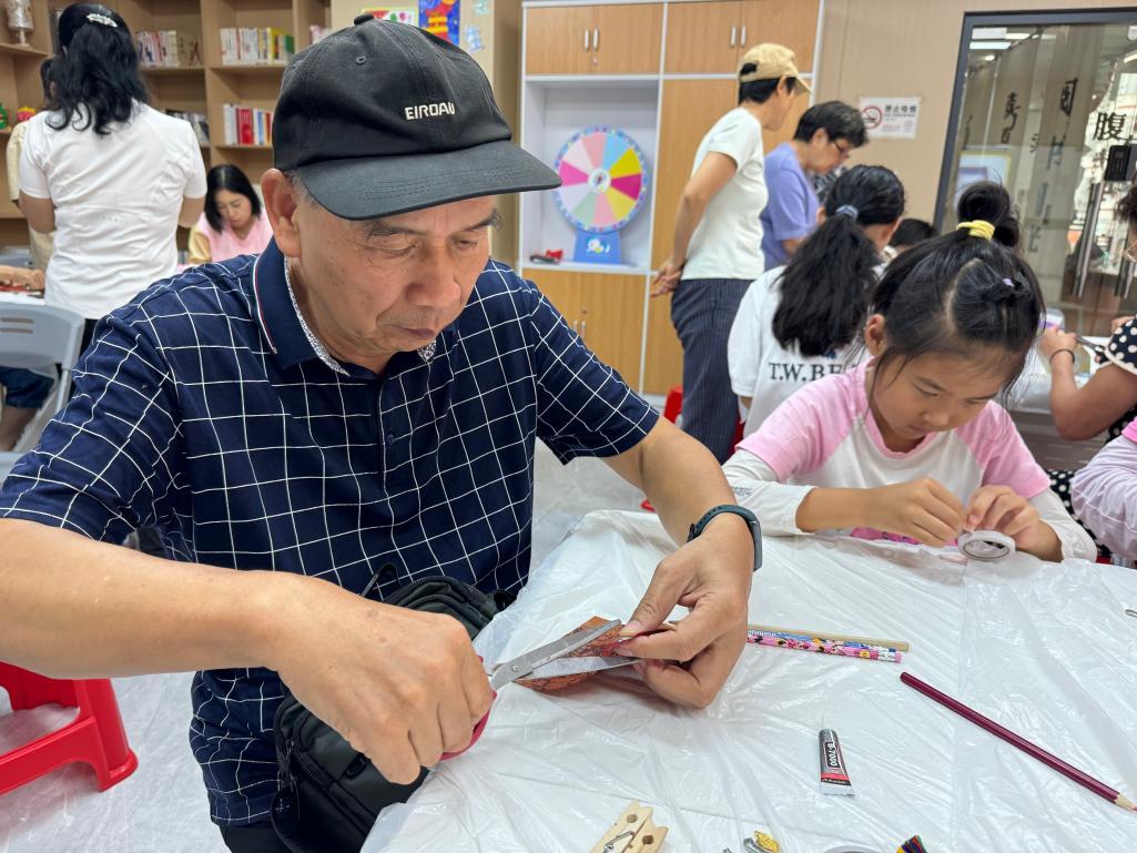 “智享夕阳传非遗，科技赋能暖心人”永丰社区老年人AI学习暨非遗宋锦手工体验活动