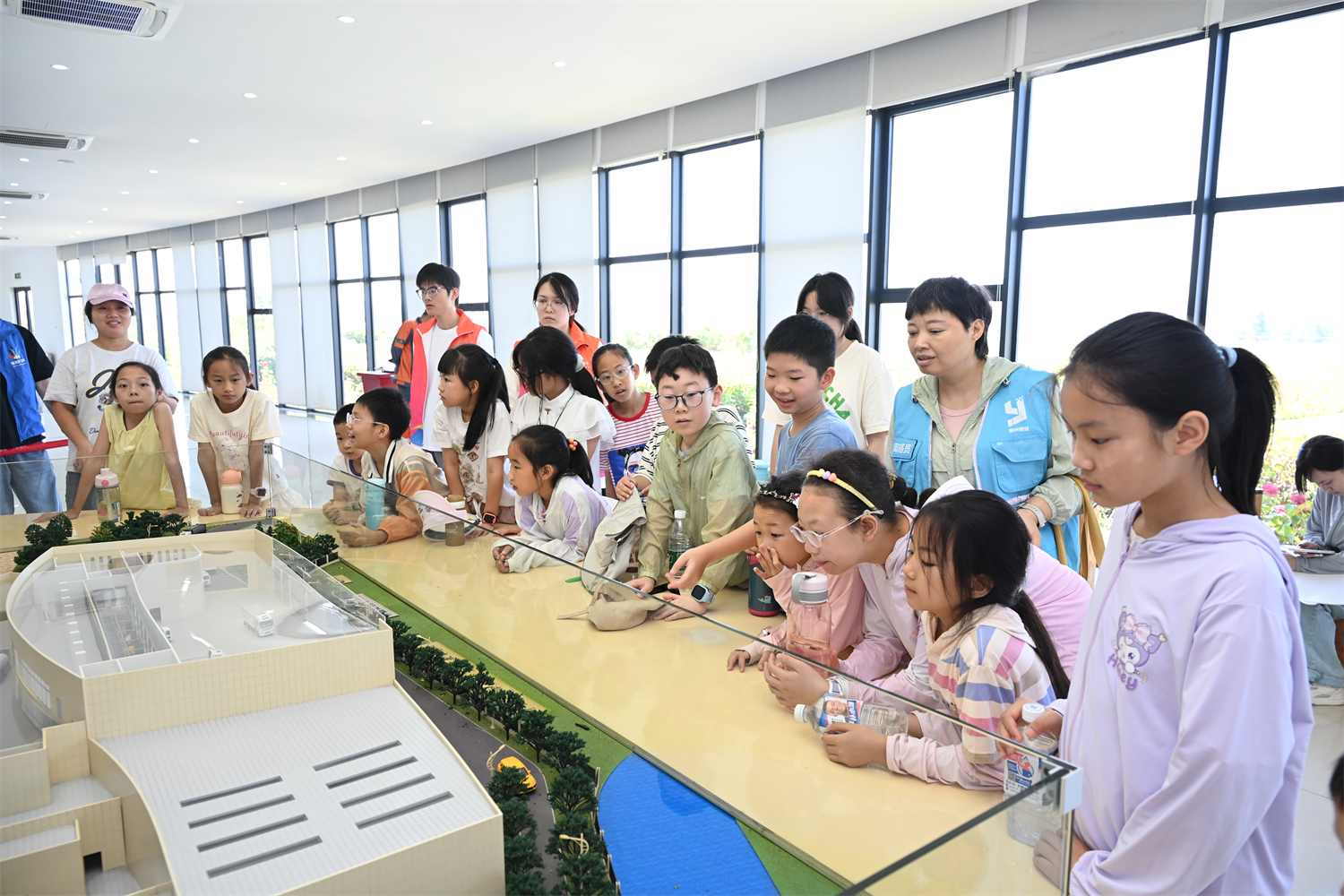 寻“圾”溯源 盛夏同行——鄞州区朱雀社区青少年沉浸式体验垃圾分类全流程