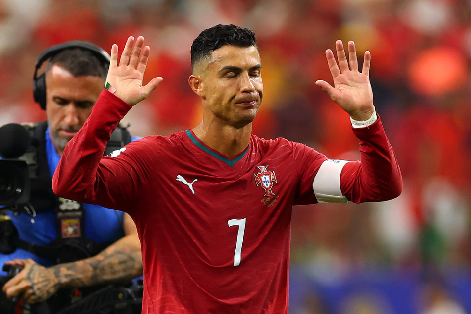 外媒炮轰“FIFA想把世界杯送给阿根廷”，C罗点赞