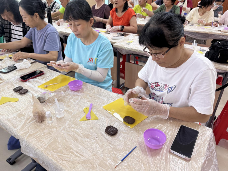 一缕古香润邻里！西乡庄边社区邻里课堂 开讲古法香牌非遗体验