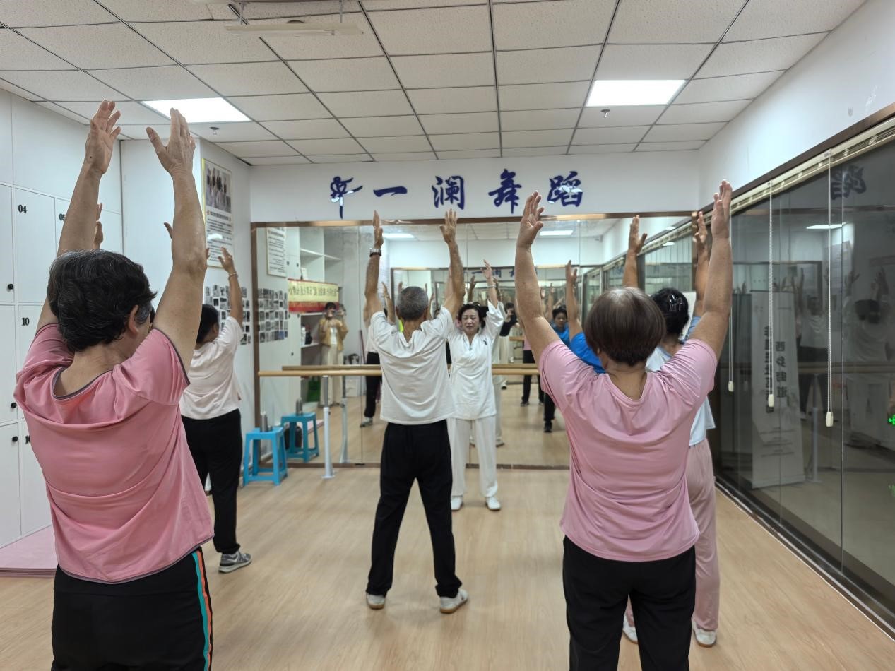太极老师带领组员练习太极动作