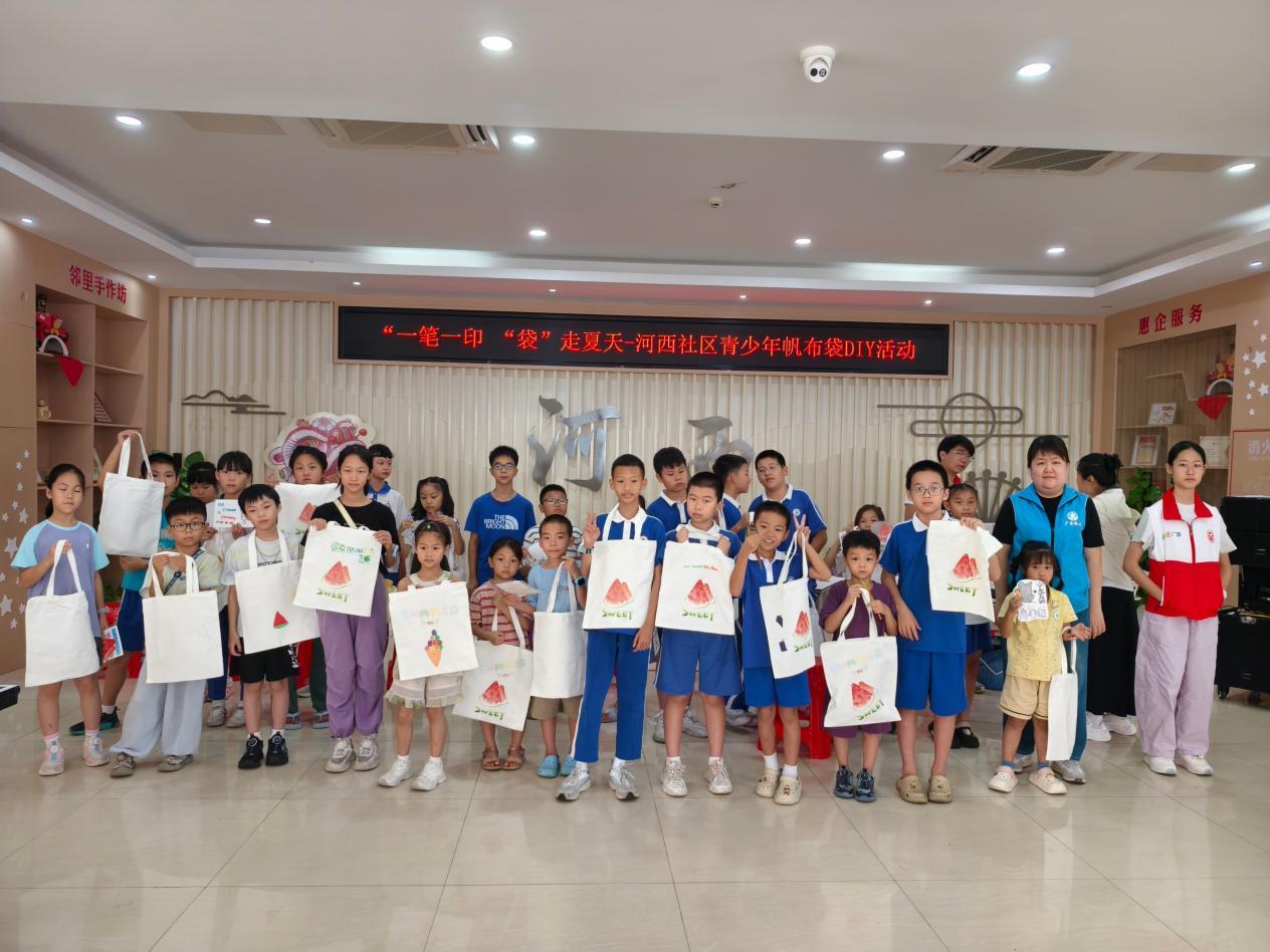 一笔一印,“袋”走夏天—河西社区青少年用创意点亮暑期生活