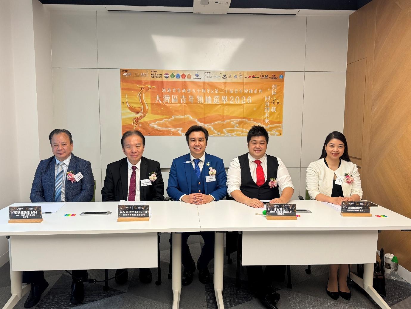 评审日相片（左起）：YOU AND ME 基金会总干事 奚炳松先生， MH、海港青年商会名誉顾问 黄友嘉博士，GBS，BBS，JP 、海港青年商会会长 陈正融先生、国际青年商会中国香港总会总会会长 连冠鸿先生、杰出青年协会主席 庄淑贞医生