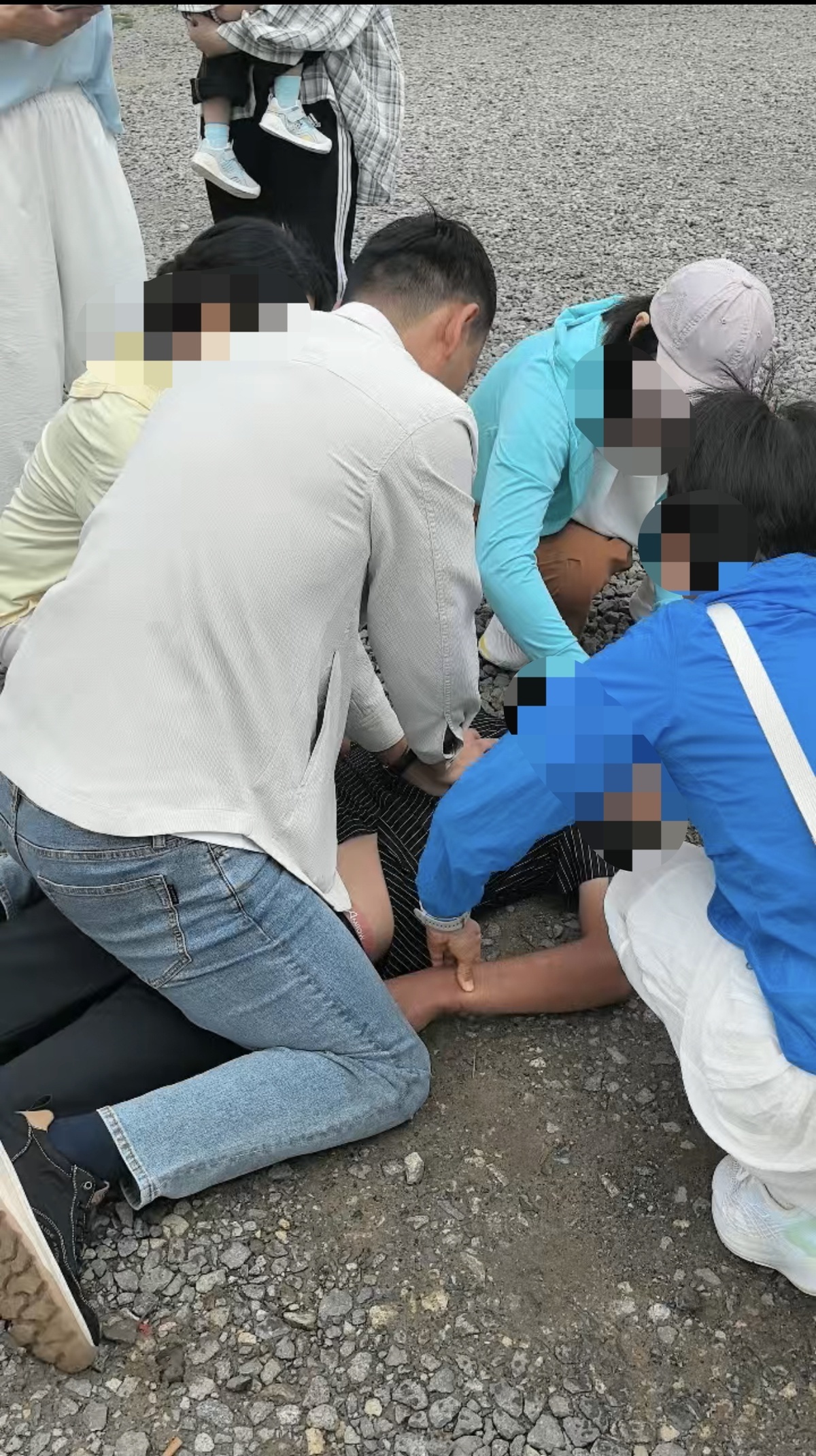 段先生救人现场视频截图,受访者供图