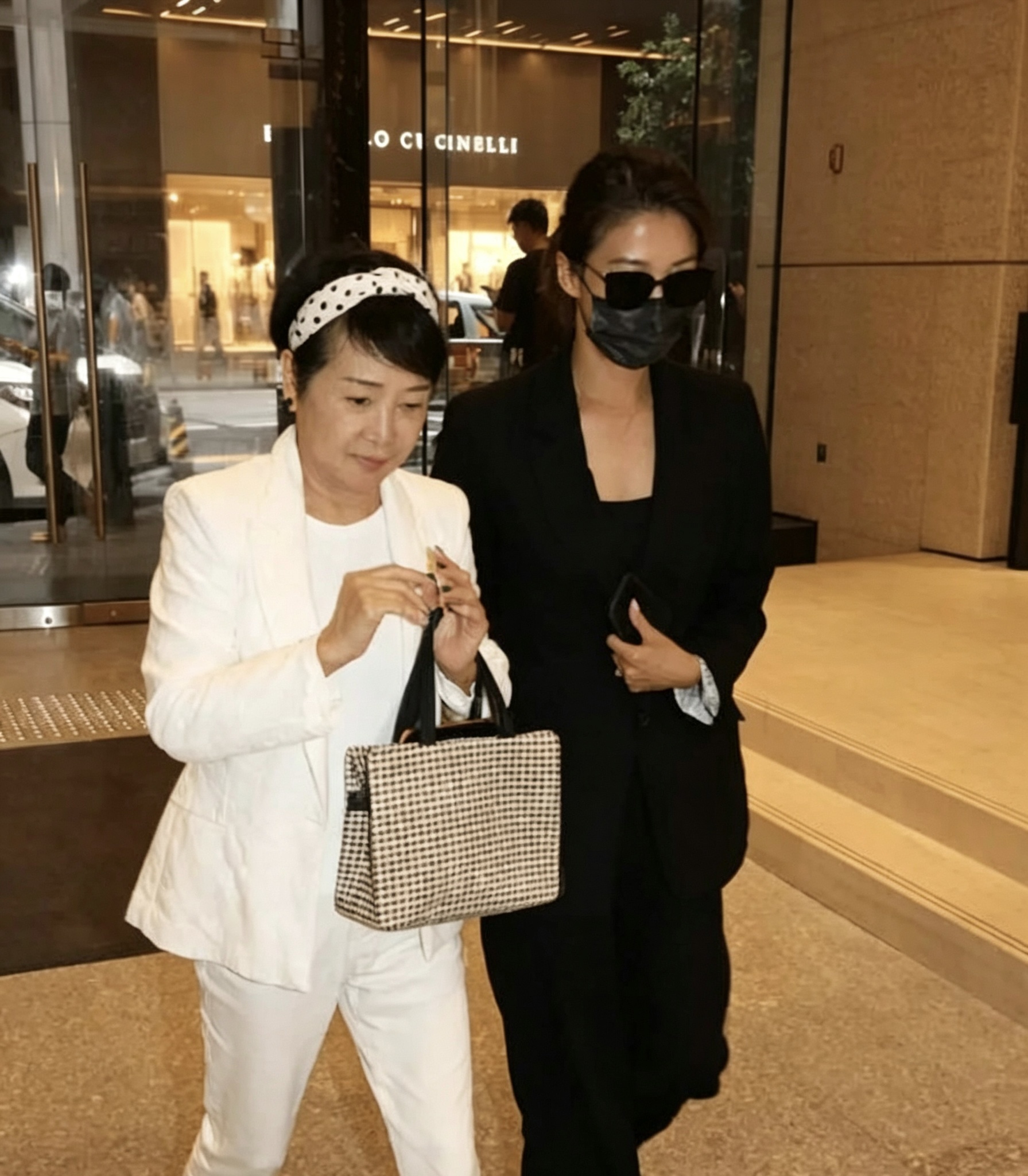 狄波拉母女首露面 送别谢贤满脸憔悴