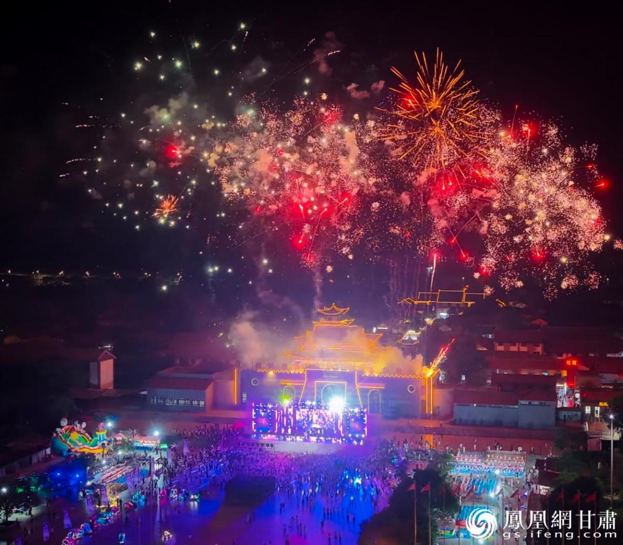 道系赛博专属烟花秀点亮崆峒夜色 张弘利 摄