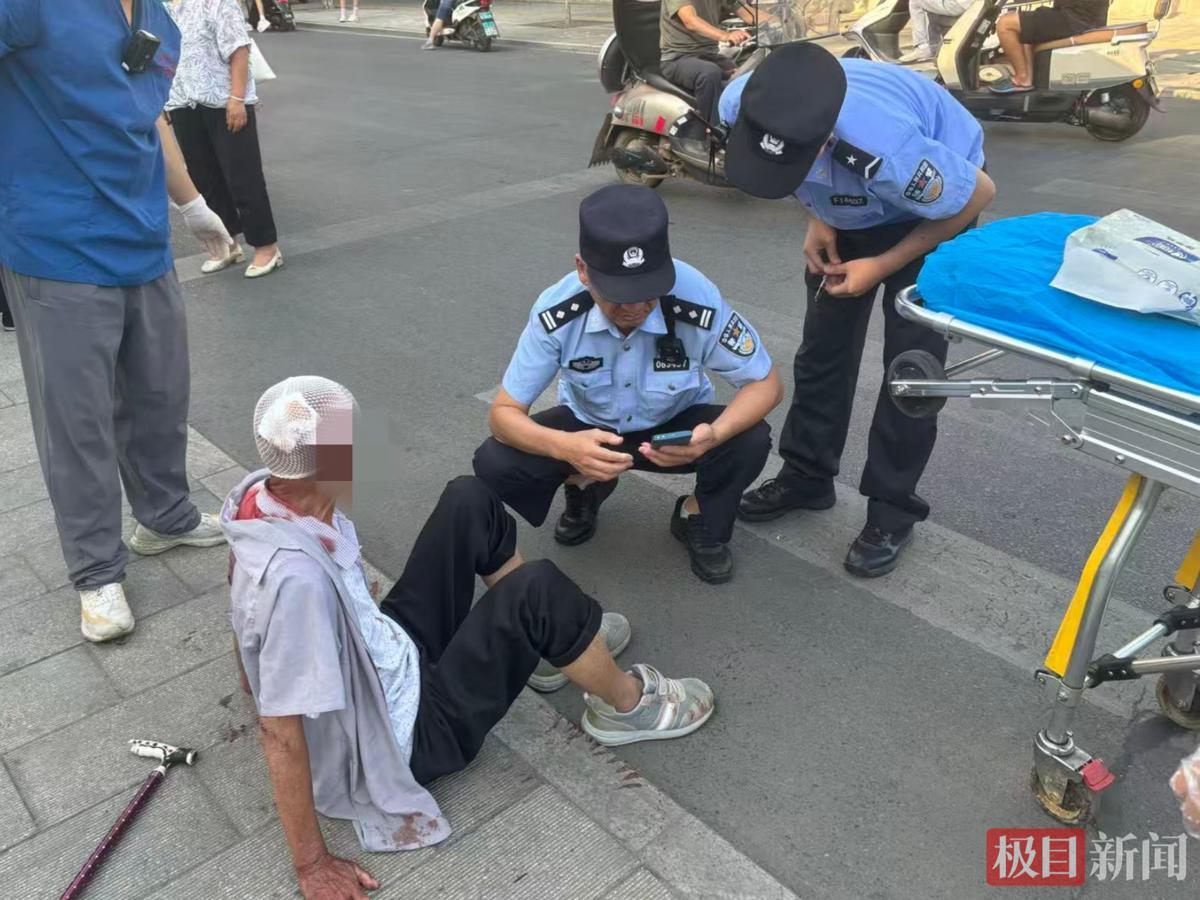 民警救助摔倒受伤老人（通讯员 供图）