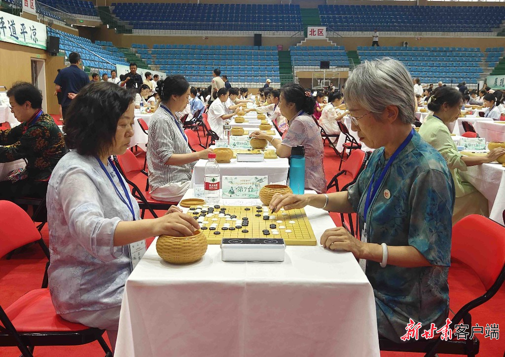 老年组棋手凝神对弈