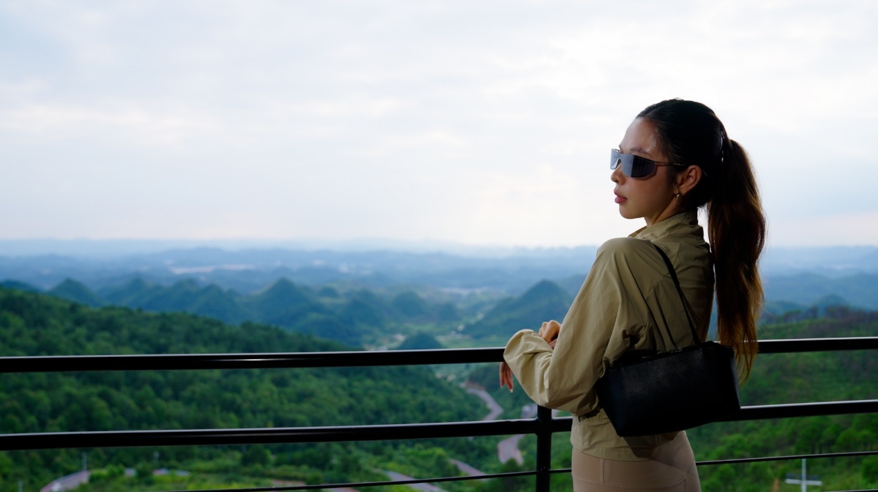 图｜离开追风里前，再看一眼山下层叠的夏天。