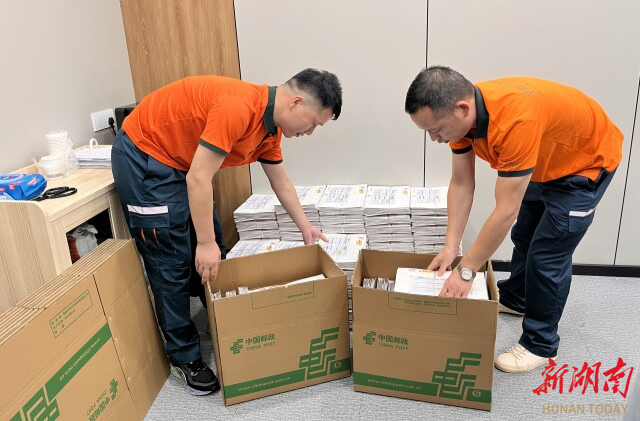 (长沙邮政工作人员进行接收。 刘乐 摄)