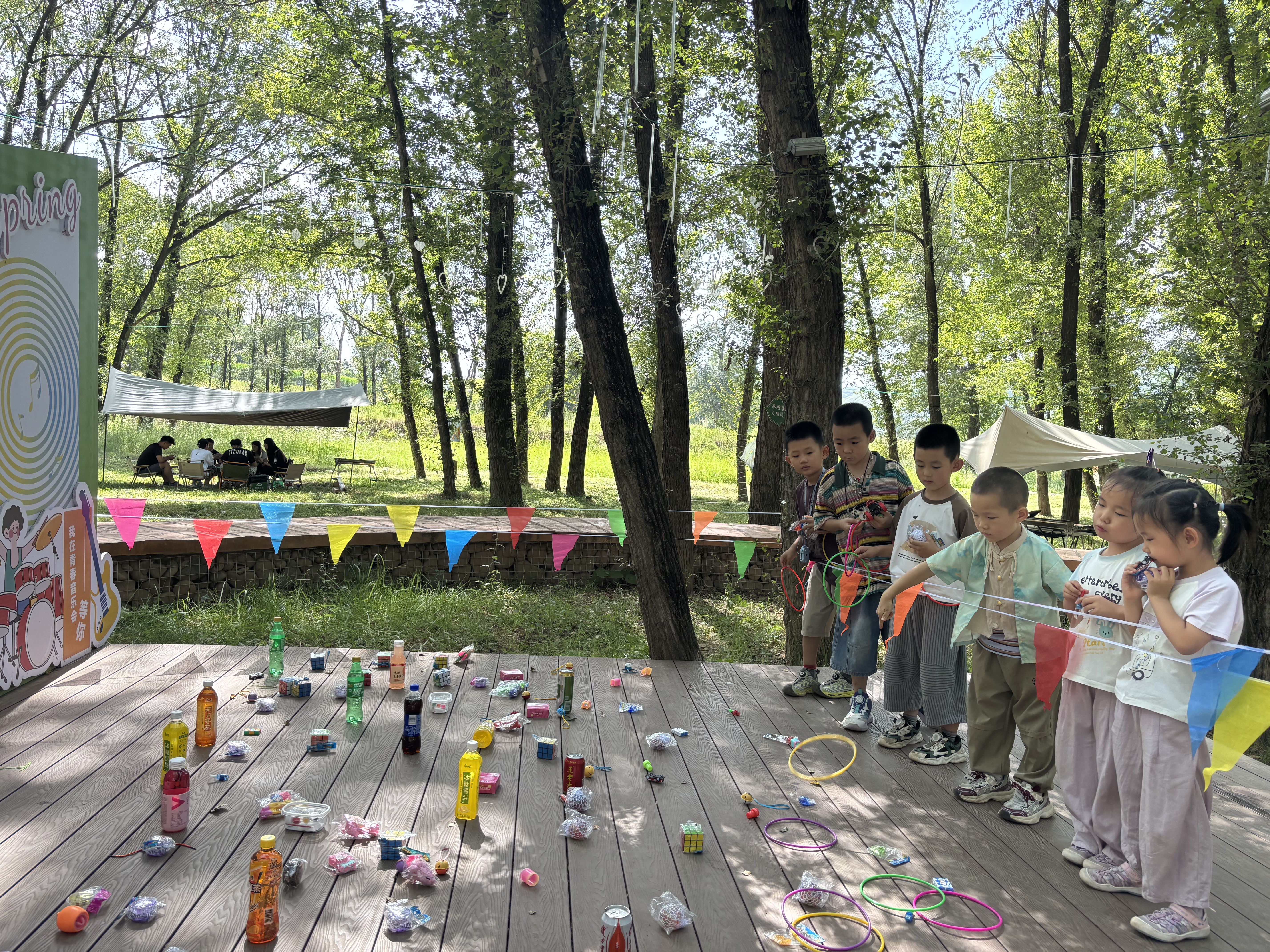 （图片为孩子们玩套圈游戏）