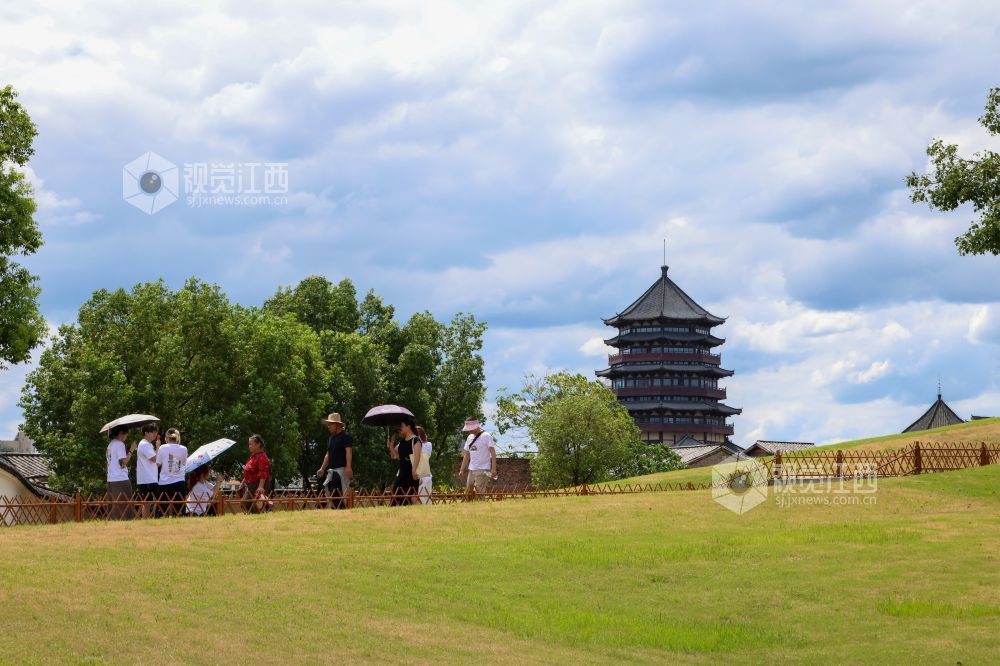 夏日的风裹着瓷都独有的温润气息,近日,江西省景德镇御窑厂国家古遗址公园迎来了暑期参观客流高峰。