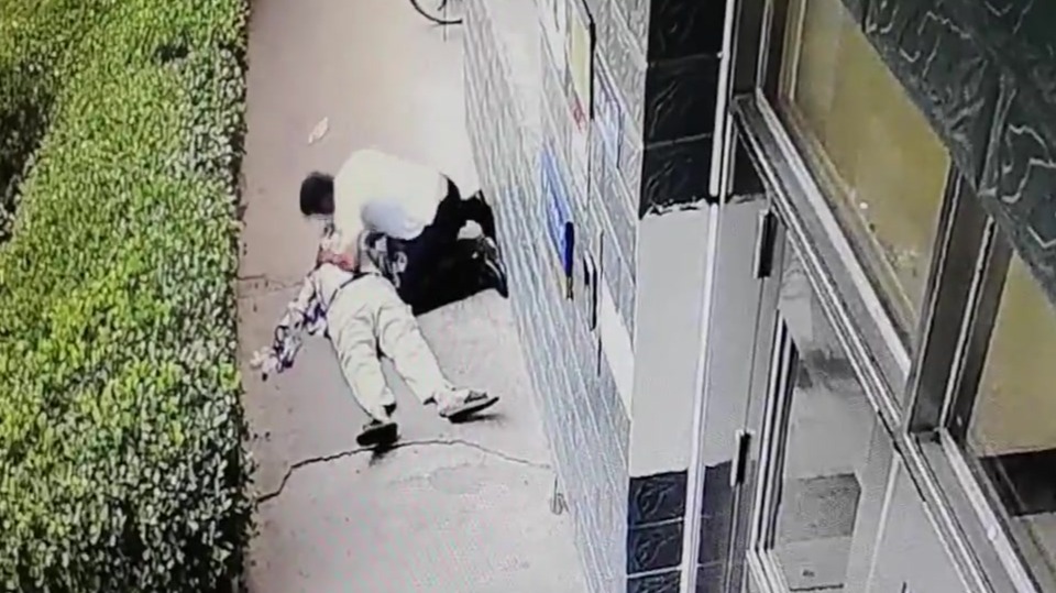 7旬老人突发疾病晕倒　他跪地做心肺复苏16分钟