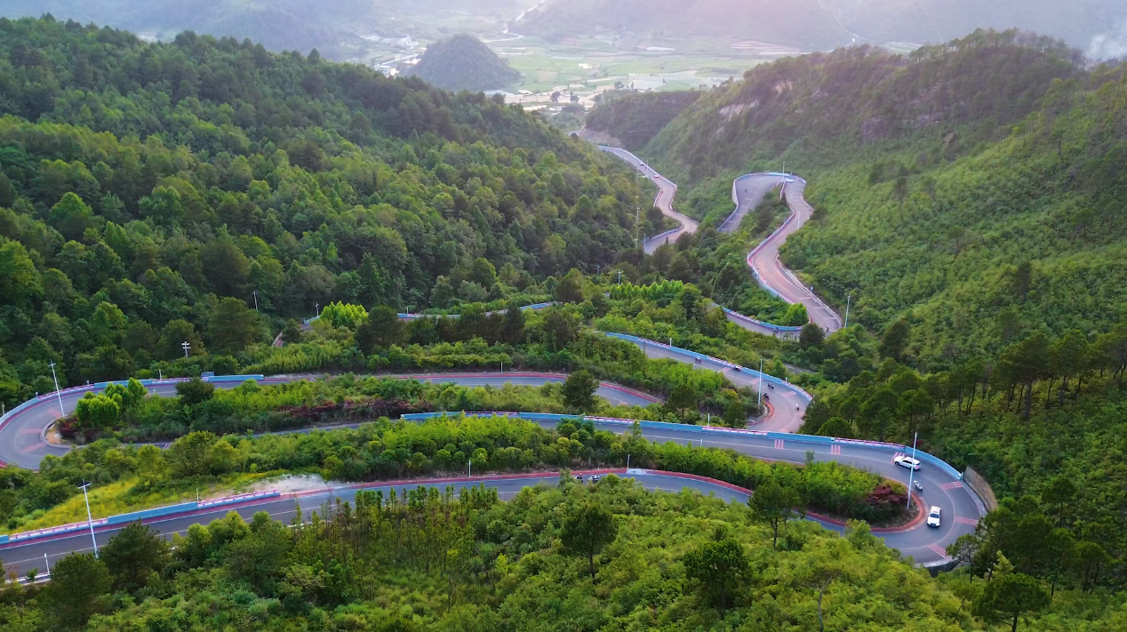 图|九道拐盘山公路在青山间连续回转,骑行与自驾的乐趣也藏在弯道里。