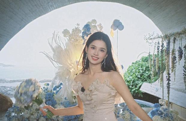 张婧仪晒新剧花絮照。