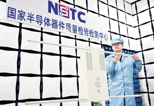 6月22日,位于石家庄市鹿泉区的河北北芯半导体科技有限公司,技术人员正在进行电磁兼容试验。本报记者 史晟全摄