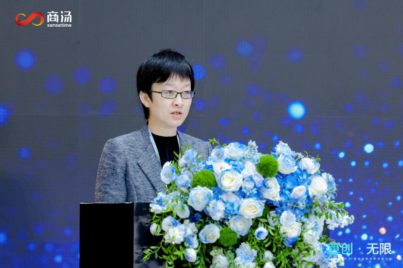 商汤大装置公布AI基础设施新进展:日均服务2.42万亿Token