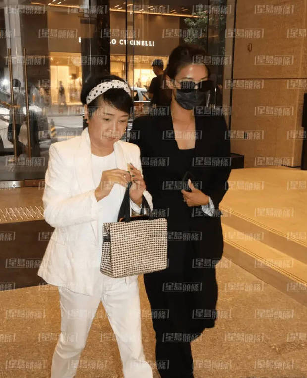 狄波拉与谢婷婷首度同框悼念谢贤，双眼红肿难掩悲痛  第3张