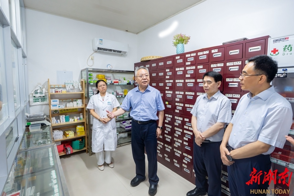 7月21日，沈晓明在醴陵市国瓷街道石塅村卫生室调研。