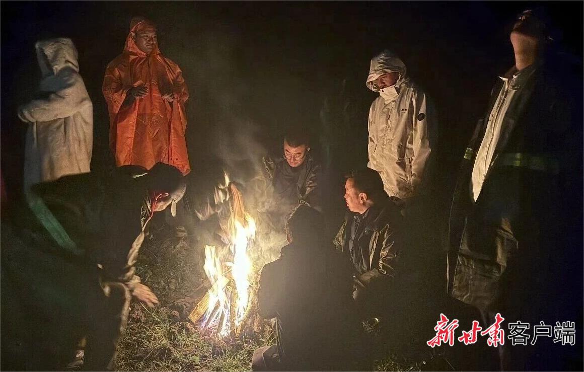 且姜加和党员干部前往受灾村庄途中