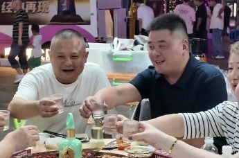 渔人码头，武陵酒请客吃夜宵 凭小票抽免单、拍抖音领好酒，现场人气拉满！