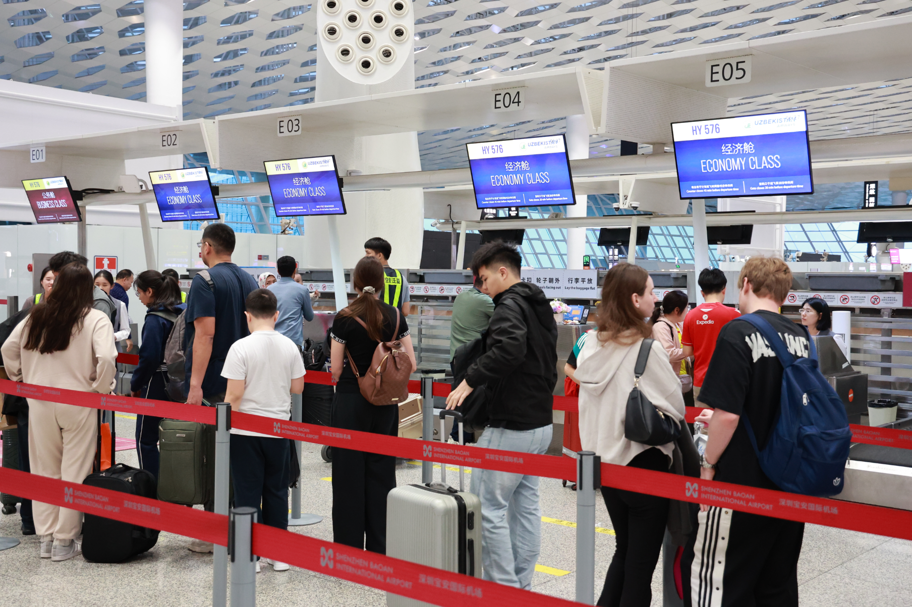 深圳机场上半年客货业务稳步增长年旅客量超3360万人次