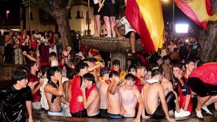 乐极生悲，球迷庆祝西班牙队夺冠致喷泉坍塌，一13岁少年不幸身亡