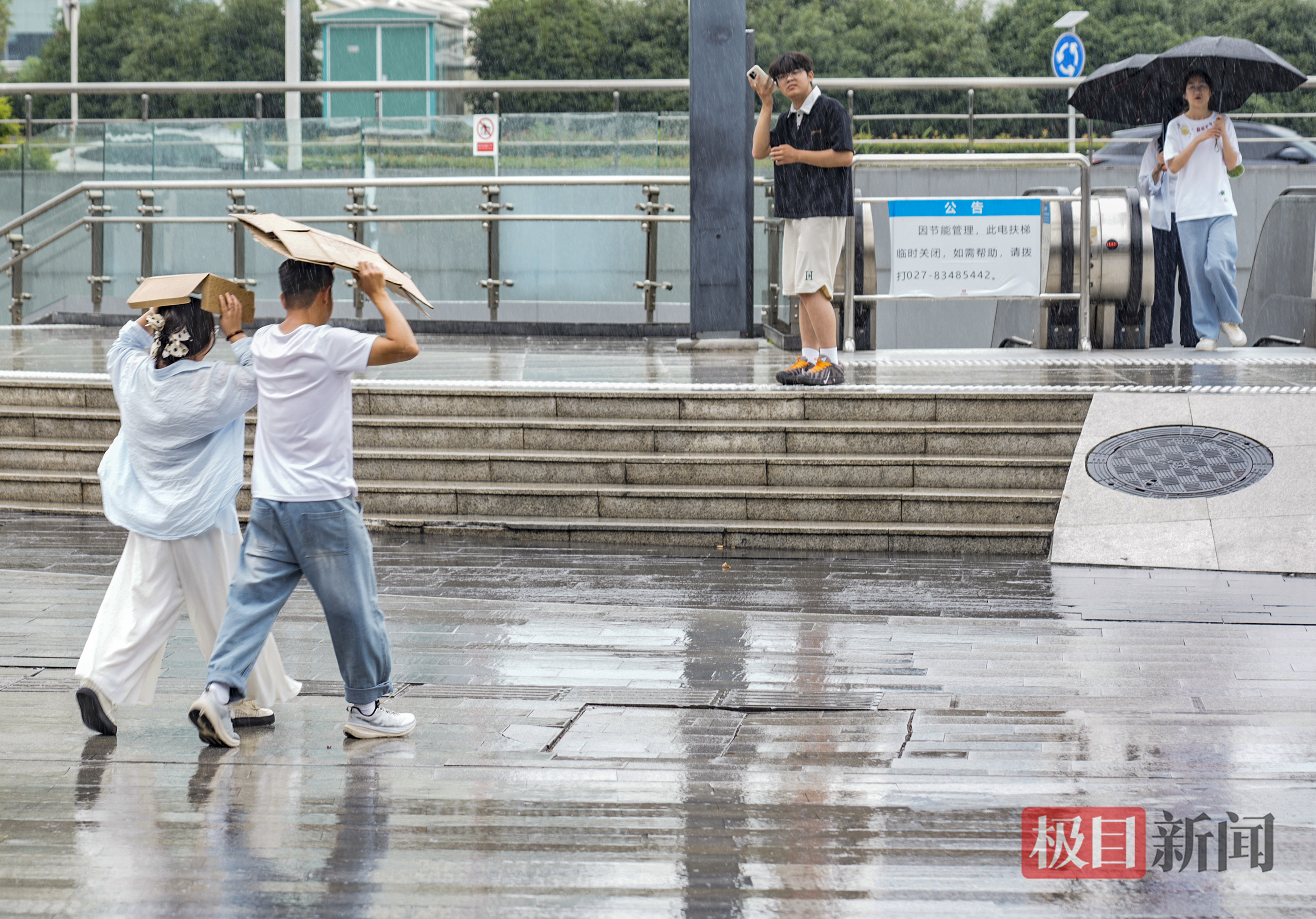 雨后，凉爽的光谷步行街，行人游客轻松逛街