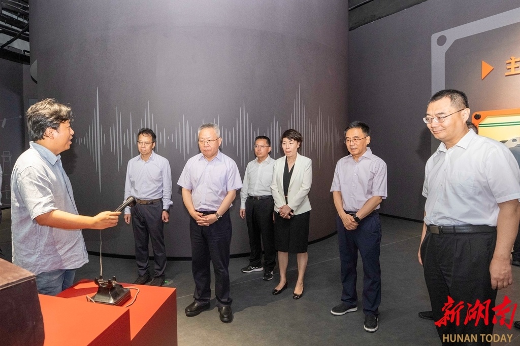 7月20日,沈晓明在红色电影与文化创意体验基地调研。