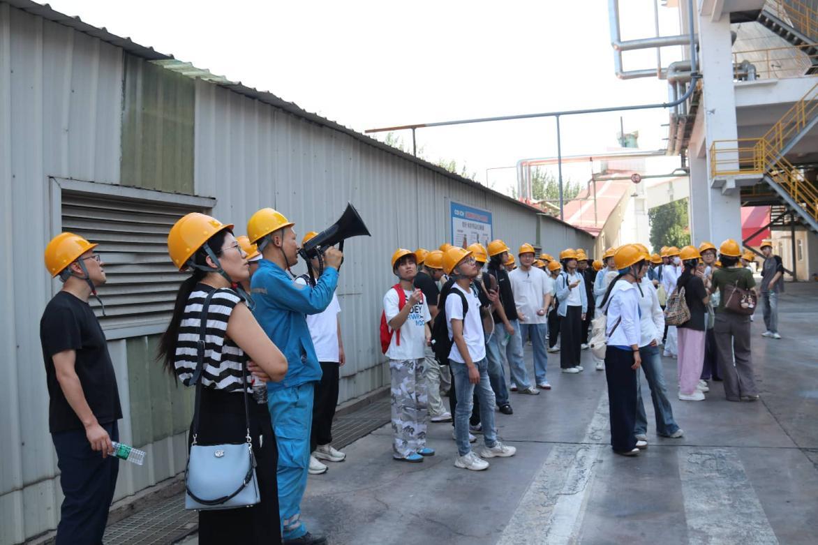 现场工艺专业人员为师生们介绍乾县海螺新型干法水泥生产工艺流程及“两磨一烧”布局