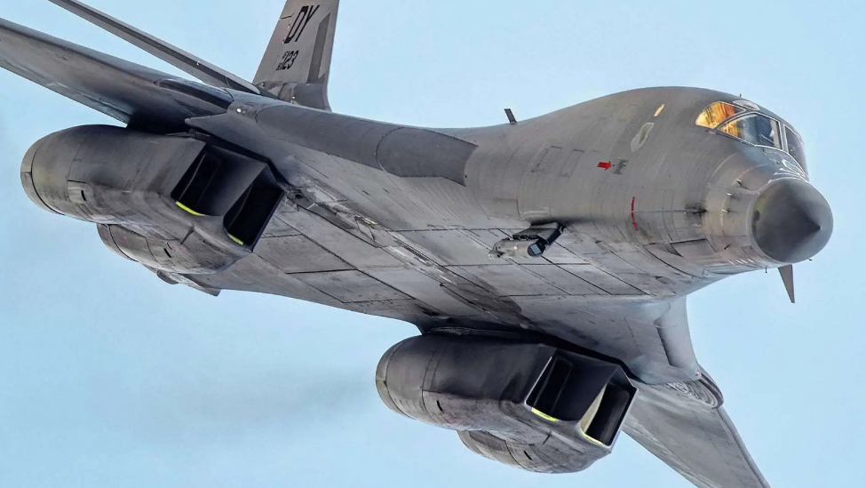 B-1系列轰炸机比较缺乏挂载重型常规弹药的经验，难以打击伊朗深埋地下的坚固目标。