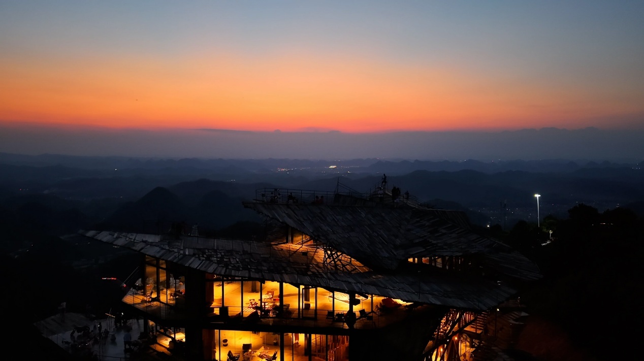 图|日落沉入远山,追风里咖啡的灯光亮起,山顶的夜晚从这一刻慢下来。
