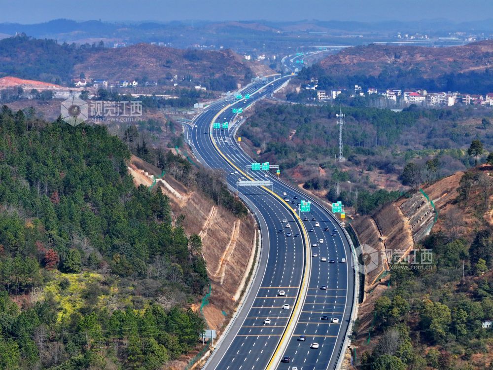 大广高速公路吉康段“四改八”扩建完工后,提升了通行能力。摄影:邓和平
