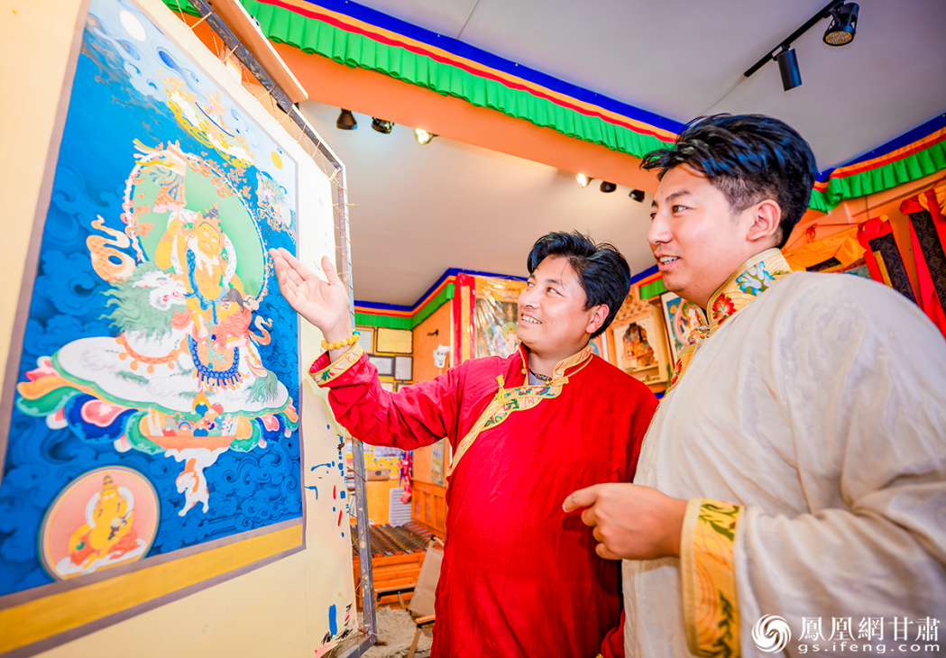 同为甘肃省甘南州州级非遗藏族唐卡代表性传承人,哥哥德合拉扎西(左)与弟弟扎西当知布互相交流提高技艺。张修毅 摄