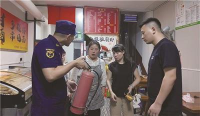 联合检查组正在开展消防安全集中夜查行动。