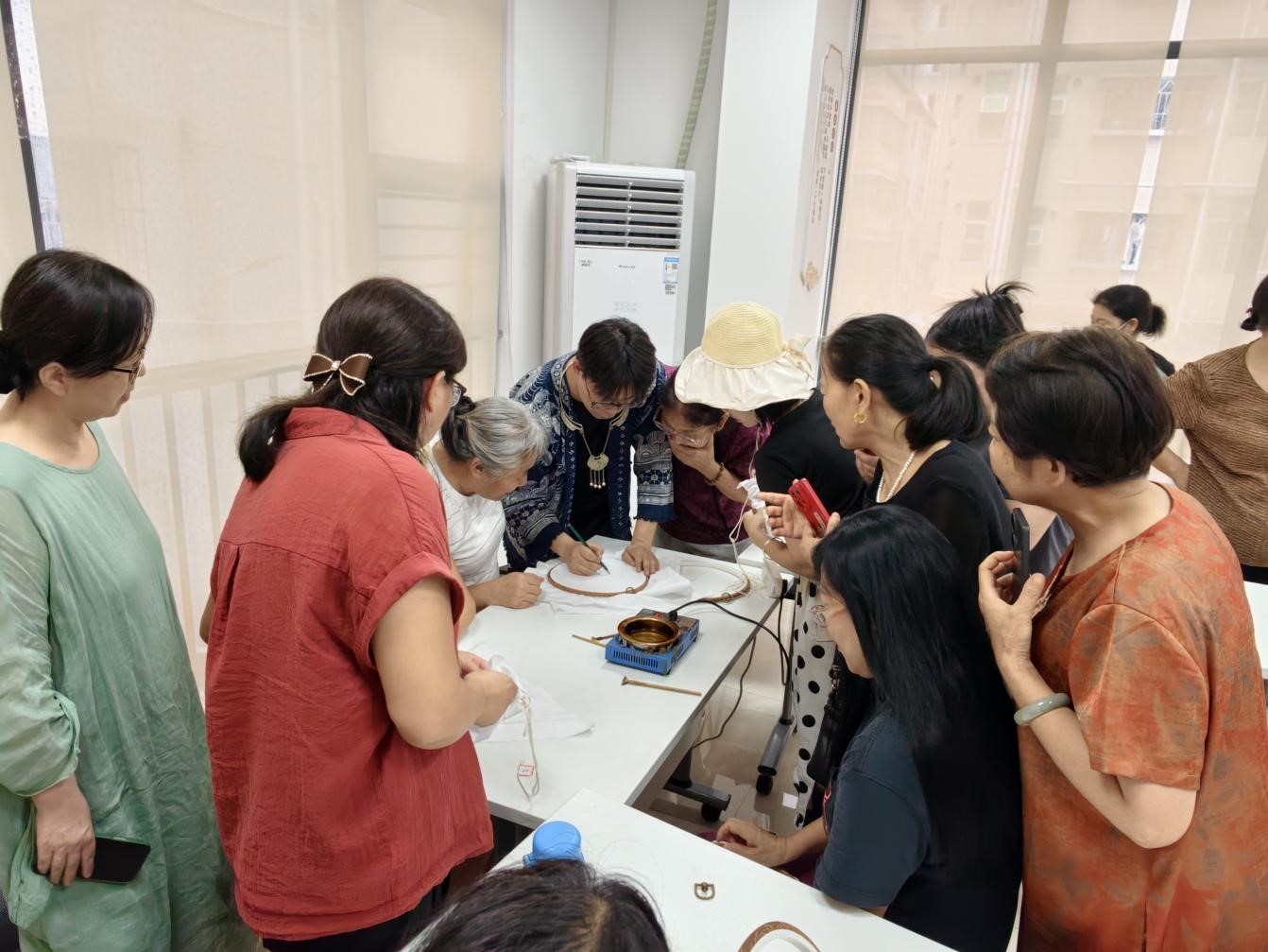 “靛染流塘・巾帼手造”——西乡街道流塘社区开启“非遗+就业”女性赋能新探索