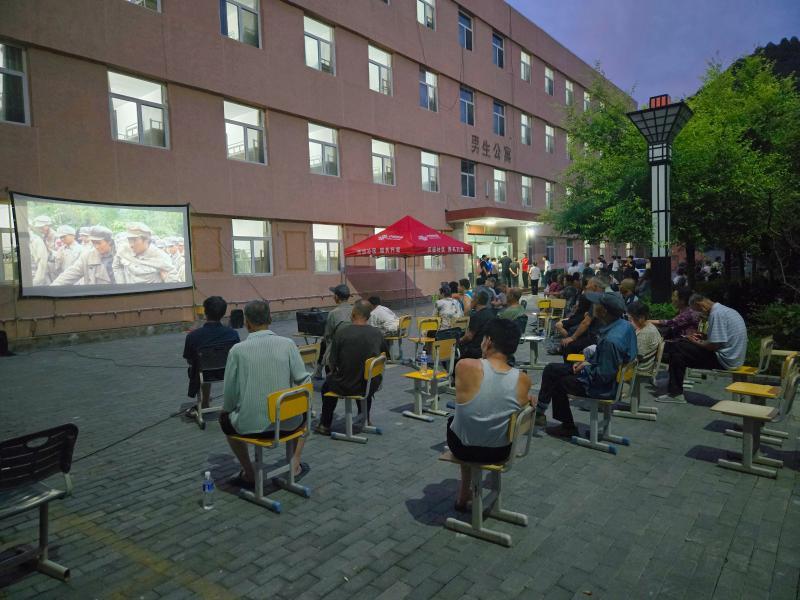 宽城满族自治县职业技术教育中心安置点,农村电影公益放映现场。