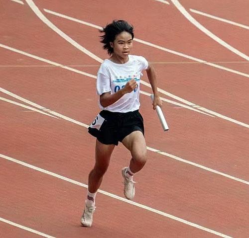 李福临在比赛中冲刺。