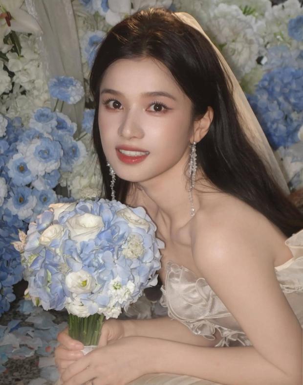 张婧仪妆容精致。