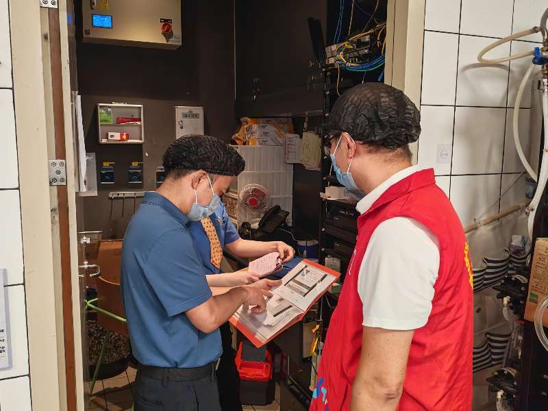 走进人气门店查后厨 筑牢食品安全防线——西乡街道共乐社区开展重点餐饮单位食品安全专项检查