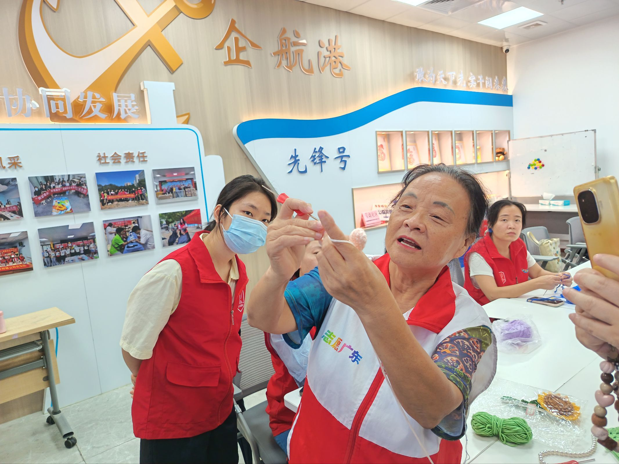 西乡街道劳动社区开展“巧手钩织 温暖同行”志愿者成长小组