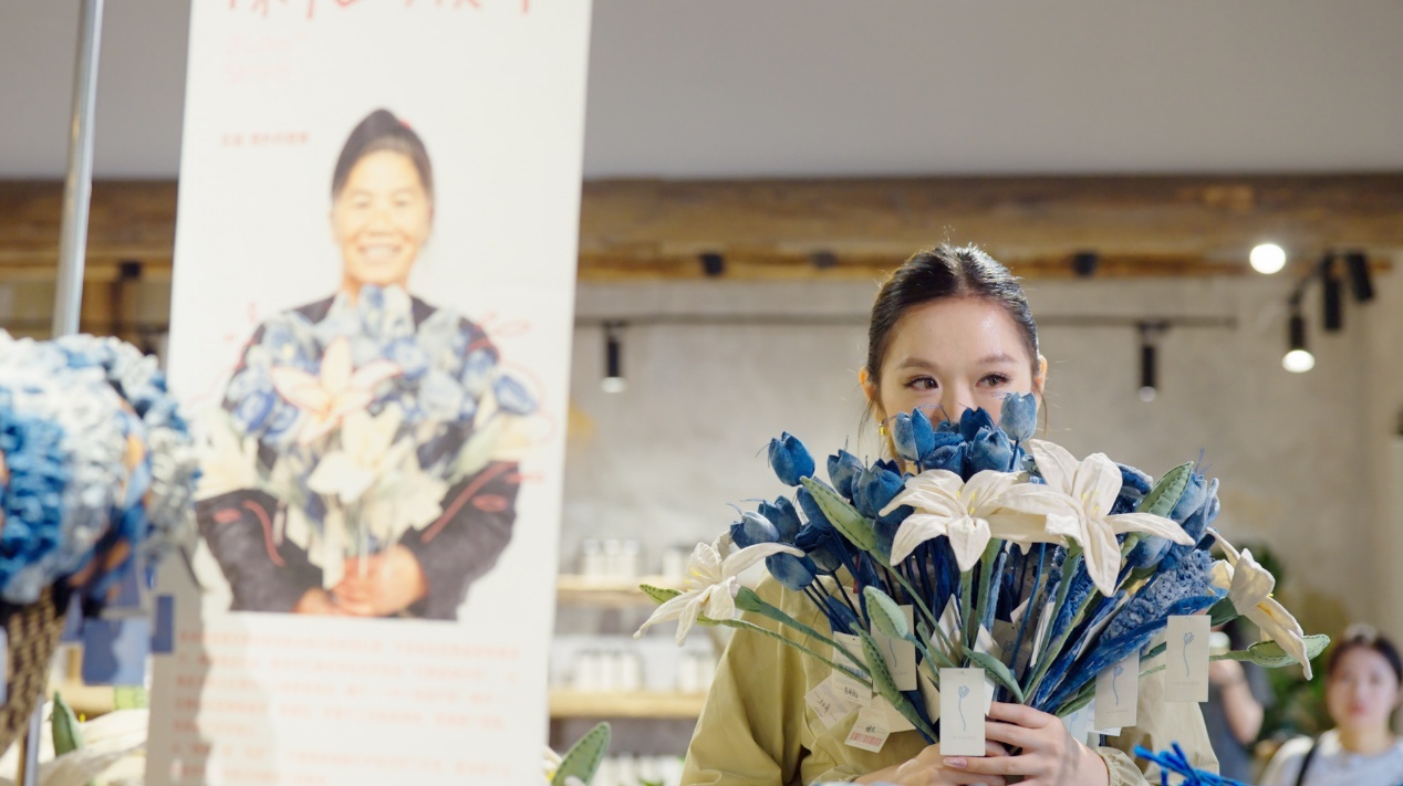 图|高大呢捧起蓝染花,也顺着吊牌认识花朵背后的绣娘。